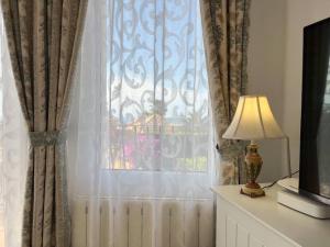 Televízia a/alebo spoločenská miestnosť v ubytovaní Villa El Sueno panoramico