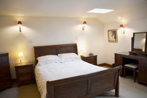 1 dormitorio con 1 cama grande y TV en Chestnut, en Alston
