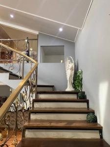 uma escada numa casa com uma estátua em La casa de luz em Concepción de Ataco