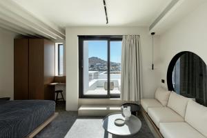 Uma área de estar em CUBIC Mykonos Seafront Design Suites