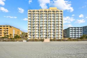 um grande edifício em frente a uma praia com edifícios em Oceanfront Efficiency T508 em Myrtle Beach