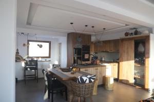 cocina con mesa y sillas en una habitación en Villa Ktima Lipsi - Jacuzzi & Stunning Sea Sunsets, en Klouvas