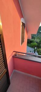 Habitación con pared de color naranja y ventana en B&B Casa Barone, en Roccadaspide