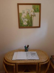 une table avec un vase de fleurs au-dessus dans l'établissement Familienfreundlich Wohnen im Miriquitdi Erzgebirge, 