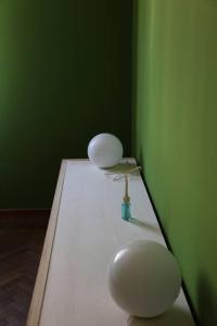 twee witte objecten op een witte toonbank in een groene muur bij Casa Anna in Ravenna