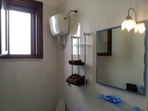 baño con espejo, aseo y ventana en Giu&Giu, en Santa Caterina di Nardò