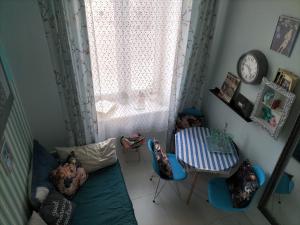 Habitación infantil con cama, mesa y reloj en DobraNoc, en Łódź