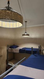 um quarto com 2 beliches e 2 luzes em Orbeliani Hostel em Tbilisi