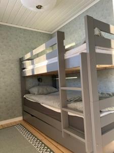 ein Etagenbett in einem Zimmer mit einem Etagenbett in der Unterkunft Sommarstuga med sjötomt och brygga in Hedemora