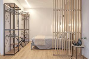 1 dormitorio con 1 cama y 2 barras de hierro en A 3 minuti dal centro storico In Style Apartment con parcheggio gratuito en Bassano del Grappa