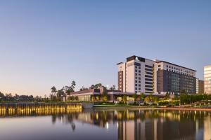 a city skyline with a lake and buildings at Houston CityPlace Marriott at Springwoods Village in The Woodlands