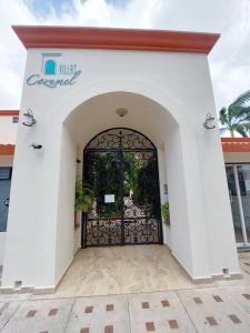 Villas Cozumel #10 في كوزوميل: دخول مبنى ابيض مع بوابة