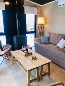 - un salon avec une table et un canapé dans l'établissement Cabañas de Montaña Armonías Lodge, à Los Molles