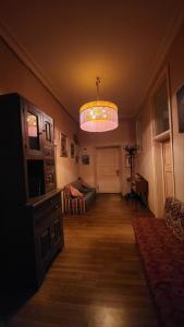 uma sala de estar com um grande lustre num quarto em Orbeliani Hostel em Tbilisi