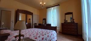 レーザにあるB&B Villa Margheritaのベッドルーム(ベッド1台、ドレッサー、鏡付)