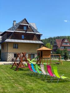 ビャウカにあるPokoje Gościnne Majaの家の前の芝生に座る椅子