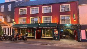 dos motocicletas estacionadas frente a un edificio de ladrillo rojo en Charlie Foleys en Killarney