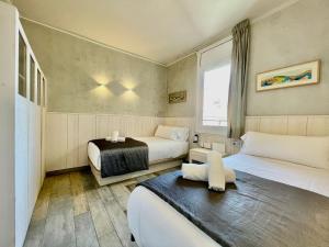 巴塞隆納的住宿－巴塞羅那市場套房公寓酒店，酒店客房设有两张床和窗户。