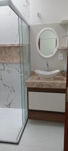 y baño con lavabo y espejo. en APT DUPLEX BEST BIGGEST ENCANTOS de TAPERAPUAN a 100 M da PRAIA, en Porto Seguro