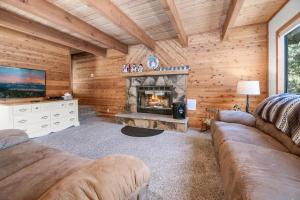 Гостиная зона в 5 Kern's Kabin - Charming two-story cabin within walking distance to Bear Mountain!