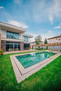 New Balturk Villas Sapanca في صبنجة: مسبح في ساحة منزل