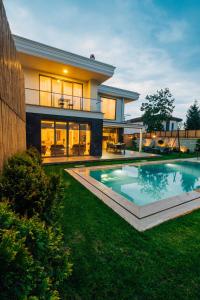 a house with a swimming pool in the yard at New Balturk Villas Sapanca in Sapanca