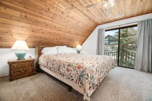 5 Kern's Kabin - Charming two-story cabin within walking distance to Bear Mountain! tesisinde bir odada yatak veya yataklar