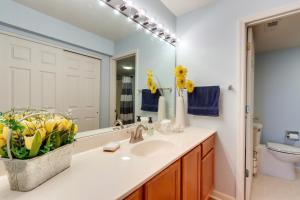 Ένα μπάνιο στο Lake Views and Screened Porch Ozarks Getaway! +18 φωτογραφίες