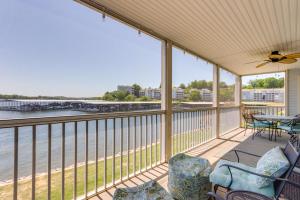 Μπαλκόνι ή βεράντα στο Lake Views and Screened Porch Ozarks Getaway!