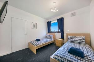- une chambre avec 2 lits et une fenêtre dans l'établissement Faulds Crescent Lodge ✪ Grampian Lettings Ltd, à Aberdeen