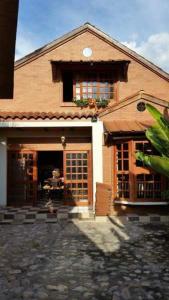 een huis met een grote deur en een raam bij Casa Matisa in Rivera