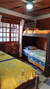 een slaapkamer met 2 stapelbedden in een huis bij Casa Matisa in Rivera