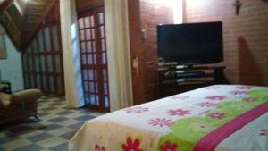 1 dormitorio con 1 cama y TV de pantalla plana en Casa Matisa en Rivera