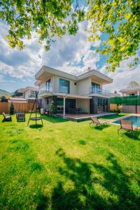 uma casa grande com um quintal com piscina em New Balturk Villas Sapanca em Sapanca