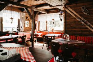un ristorante con tavoli e sedie in una stanza di Gasthof Pension Kohlplatzl a Hopfgarten in Defereggen