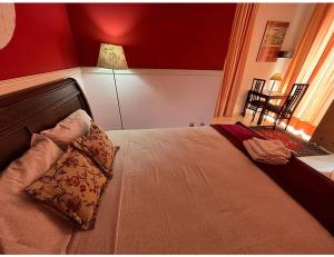 1 dormitorio con 1 cama grande y pared roja en Pousada Barroco na Bahia, en Salvador