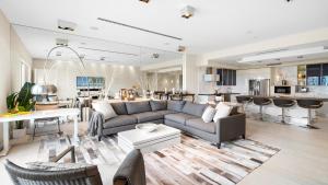uma ampla sala de estar com um sofá e uma cozinha em 2 Bedroom Private Residence at Roney Palace -1609 em Miami Beach
