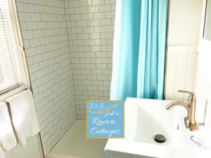 une salle de bain avec un panneau au dos d'un lavabo dans l'établissement Premier Waterfront Cottage 1, à Riverhead 43 autres photos