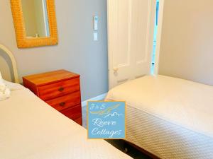 Postel nebo postele na pokoji v ubytování Premier Waterfront Cottage 1