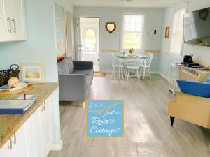 Il comprend une cuisine et un salon. dans l'établissement Premier Waterfront Cottage 1, à Riverhead