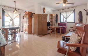 ein großes Wohnzimmer mit einem Sofa und einem Tisch in der Unterkunft Nice Apartment In Roquetas De Mar With House Sea View in Roquetas de Mar