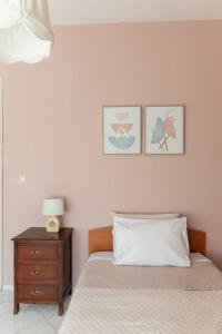 een slaapkamer met een bed en een nachtkastje met een lamp bij Casa Valore in Chania