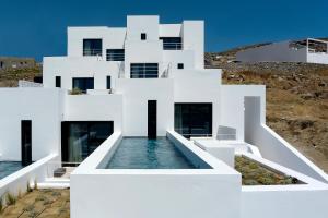 A piscina localizada em CUBIC Mykonos Seafront Design Suites ou nos arredores