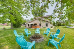 un groupe de chaises bleues assises dans la cour dans l'établissement Waterfront Jackson Vacation Rental on Olcott Lake!, à Jackson