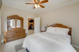une chambre avec un lit blanc et un ventilateur de plafond dans l'établissement Waterfront Jackson Vacation Rental on Olcott Lake!, à Jackson