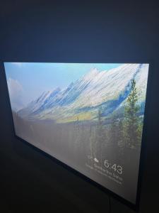 a television screen with a picture of a mountain at Ótima localização centro de Juazeiro in Juazeiro