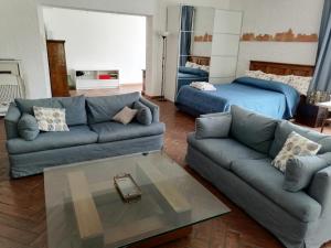 sala de estar con sofá y cama en Delizioso Open Space da Letizia, en Pomezia