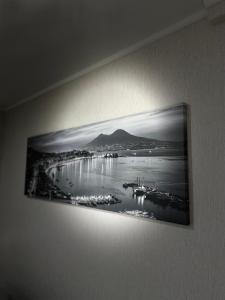 une photo en noir et blanc d'une baie sur un mur dans l'établissement La casa di Pama, à Naples