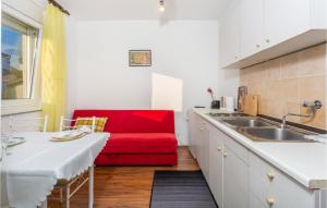 Una cocina o zona de cocina en 1 Bedroom Awesome Apartment In Njivice