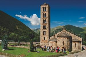 博西Acogedor Apartamento 2 Habitaciones en Boí的站在塔前的一群人